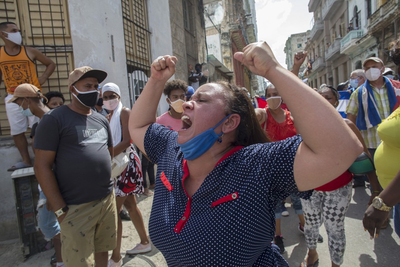 古巴11日爆發反政府示威，抗議者在哈瓦那遊行時，支持政府人士也上街反制，一位婦人高喊支持政府口號。美聯社