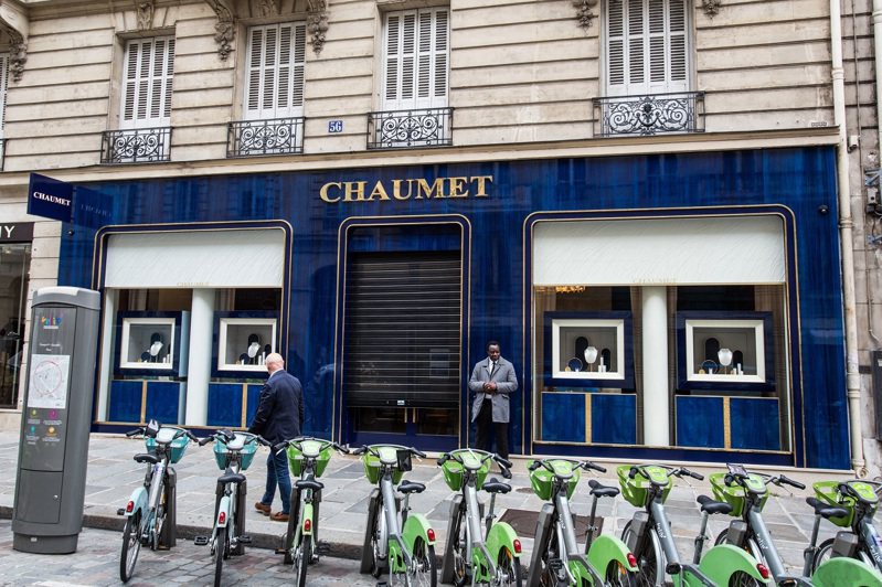 法国巴黎27日下午发生一名男子从奢侈品店劫走价值高达300万欧元的珠宝，随后骑着电动滑板车逃之夭夭。路透/Abaca Press(photo:UDN)