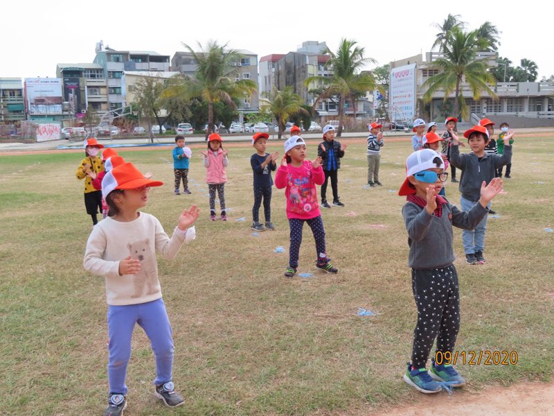 台南市日新國小護眼教育有成，獲全國視力保健績優學校，並拿優等。圖／南市教育局提供
