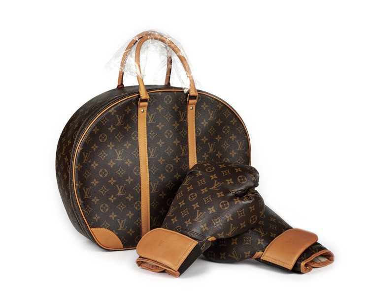 路易威登 X Karl Lagerfeld限量版Monogram Iconoclast拳擊手套及手提袋，約2014年，估價48,000港元起。圖／邦瀚斯提供