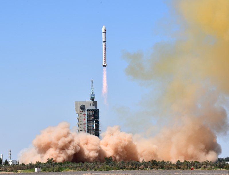 7月29日，長征二號丁運載火箭在大陸酒泉衛星發射中心發射升空，首次採用新一體化地面測發系統，將天繪一號04星順利送入預定軌道。（中新社）