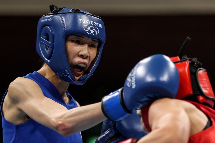 奧運拳擊五十一公斤級，黃筱雯（左）痛擊對手，闖進八強。（新華社）