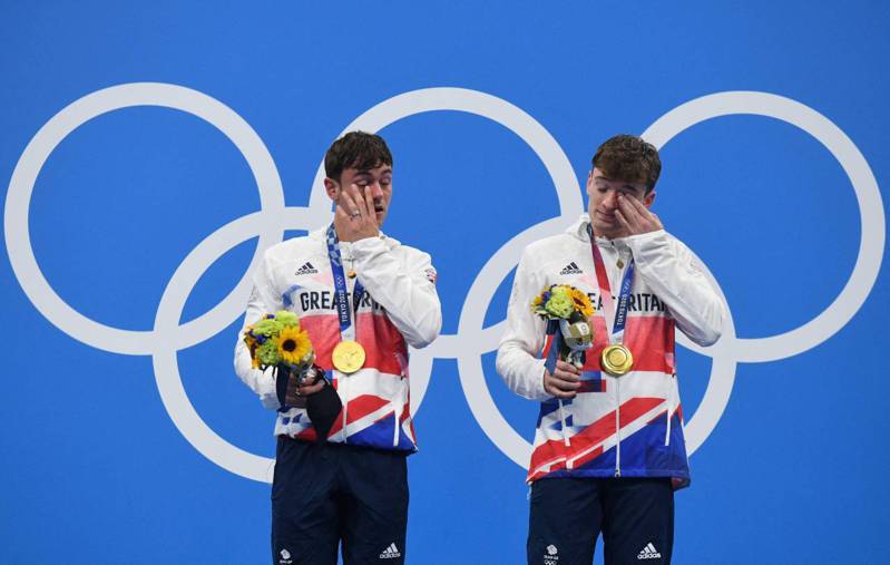 奪下東奧金牌後，戴利和搭檔馬提李（右）在頒獎台上激動落淚。