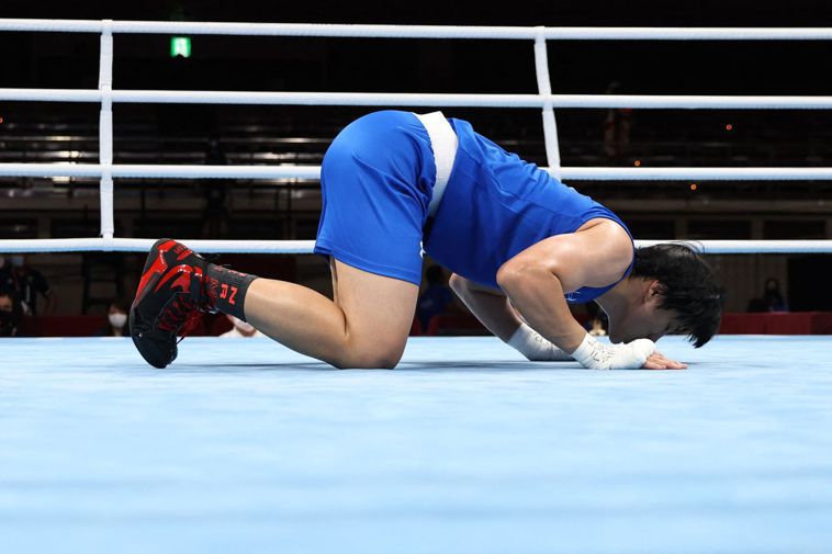 中華隊拳擊陳念琴在八強戰裁判宣判落敗後，她下意識反射動作雙腳跪地並雙手合十、親吻...