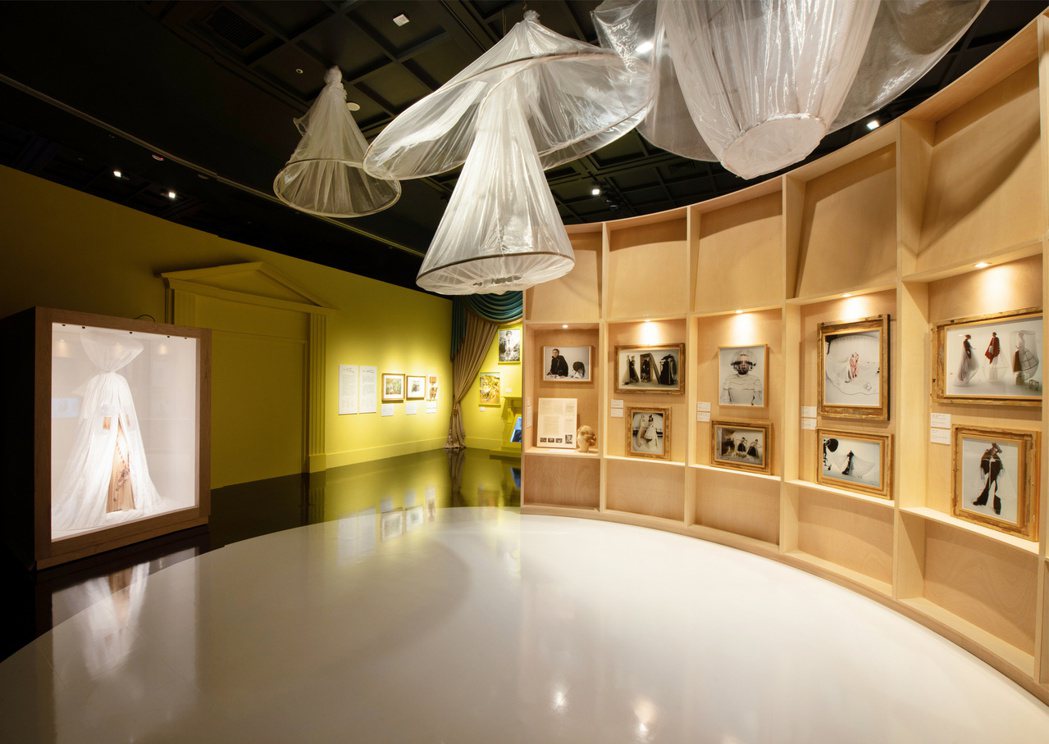 第二展區「珍藏與維護」，左為鬼才麥昆2005年春季系列禮服。 圖／奇美博物館提供