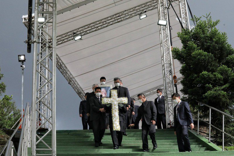 前總統李登輝奉安禮拜在五指山國軍示範公墓舉行，在牧師與十字架帶領下前往陵墓。圖／總統府提供