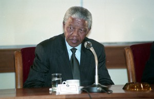 1993年7月30日，南非非洲民族議會（ANC）主席曼德拉（圖）抵台訪問，在中正機場舉行的記者會。圖／聯合報系資料照片