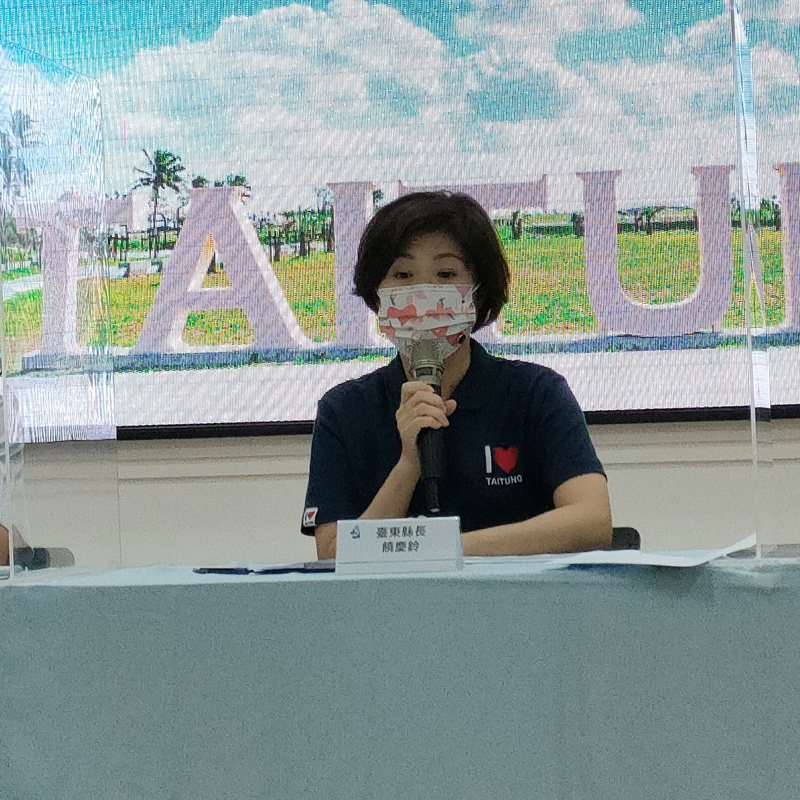 台東縣長饒慶鈴針對早上到議會未戴口罩遭檢舉，她公開道歉，並表示會繳交罰緩。記者尤聰光/攝影