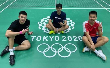 王齊麟（左起）丶隨隊教練陳宏麟丶李洋三人，在東京奧運現場！ 土銀／提供