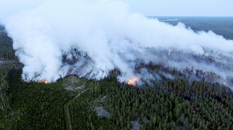 芬兰正在对抗50 年来最严重的森林大火，面对异常炎热的夏季，西北部山谷300公顷森林在5天内被大火吞噬。 法新社(photo:UDN)