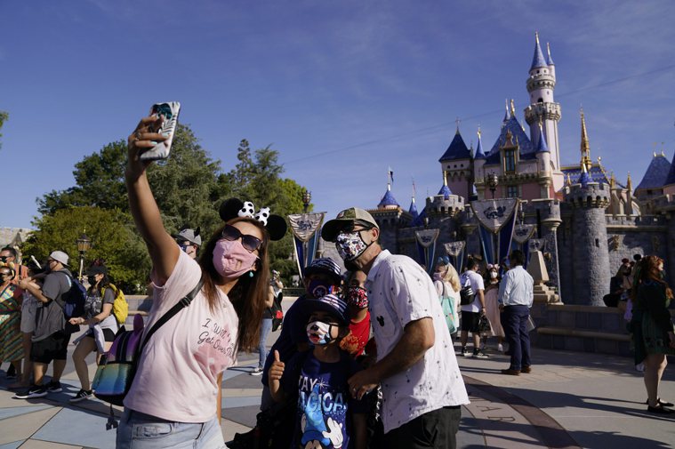 美國迪士尼30日宣布，加州和佛州迪士尼樂園的現場員工都必須接種疫苗。美聯社