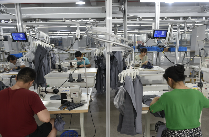 大陸7月製造業PMI較前月回落0.5個百分點，來到50.4。圖為浙江省紹興市一家服飾廠。新華社