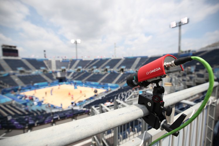 安排裝在沙灘排球場邊的圖像追蹤攝影機（image-tracking camera...