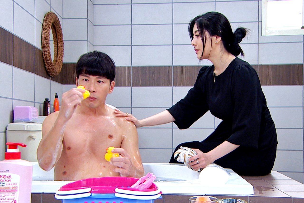 韓瑜(右)幫黃少祺洗澡洗到想打他。圖／三立提供