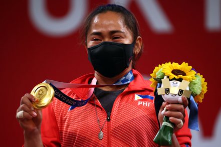 菲律賓舉重選手迪亞斯（Hidilyn Diaz）為菲國拿下史上首面奧運金牌。  路透