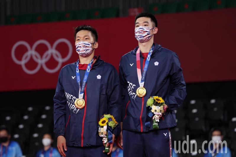 我國羽球黃金男雙王齊麟（右）與李洋（左）31日勇奪金牌。特派記者余承翰／東京攝影