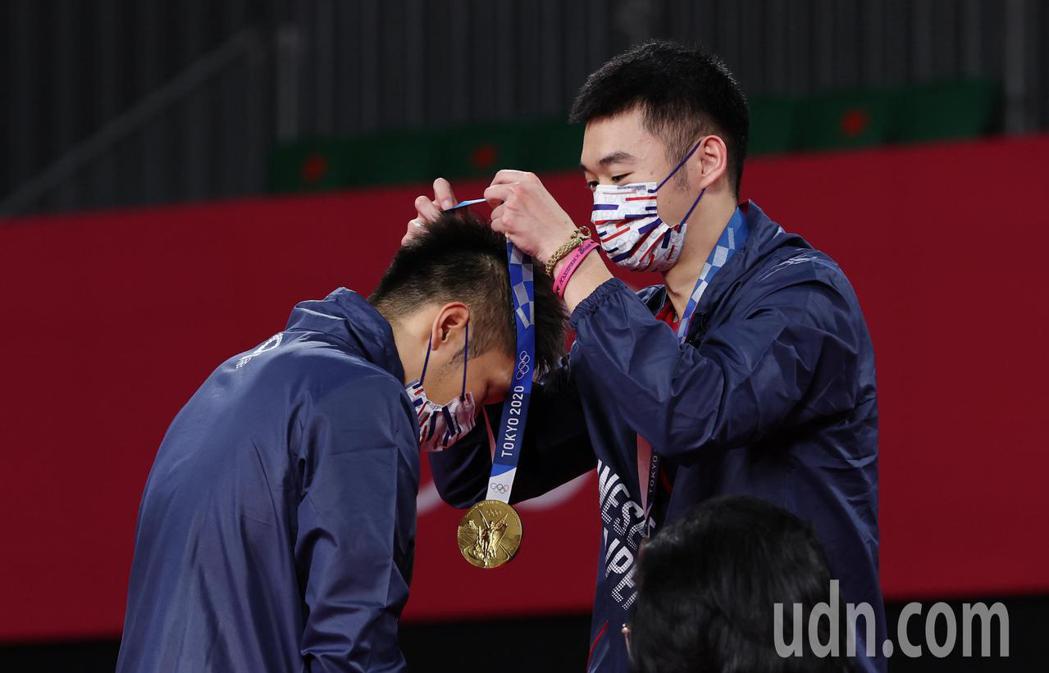 我國羽球黃金男雙王齊麟（右）與李洋（左）今晚在東京奧運金牌戰以直落二擊敗大陸對手