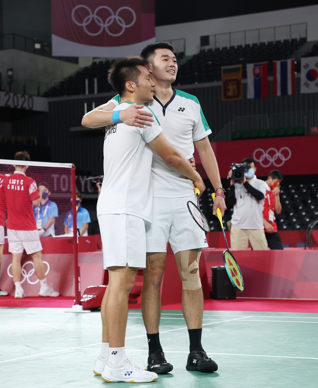 「麟洋配」打下東京奧運男雙金牌，彼此開心擁抱。特派記者余承翰／東京攝影