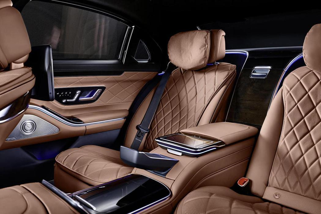 車內整體鋪陳延續S-Class的豪華大器。 圖／Mercedes-Benz提供