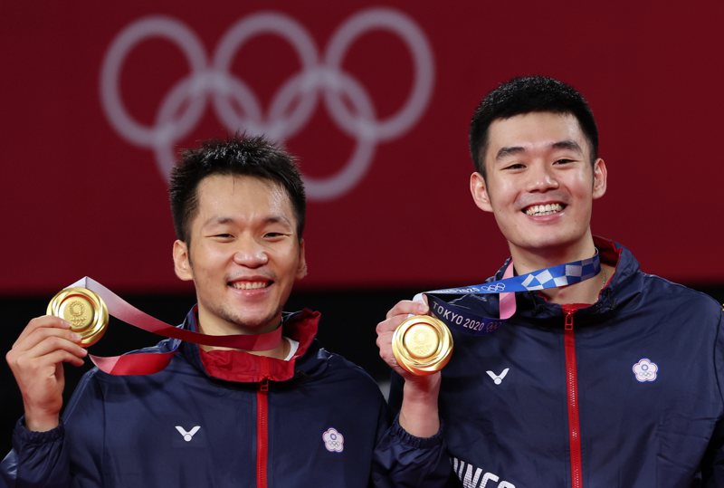 羽球黃金男雙王齊麟（右）與李洋（左）在東京奧運金牌戰以直落二擊敗大陸對手，為台灣羽球隊奪得在奧運史上第一面金牌。特派記者余承翰／東京攝影
