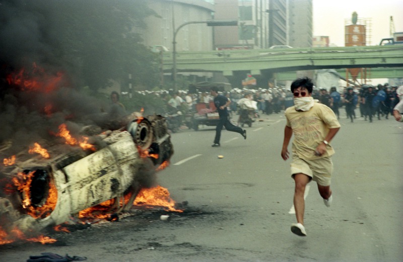 1994年8月1日，「群眾之聲」發起的抗議地下電台遭取締行動，於行政院爆發激烈衝突，十餘輛轎車遭燒砸毀。圖／聯合報系資料照片
