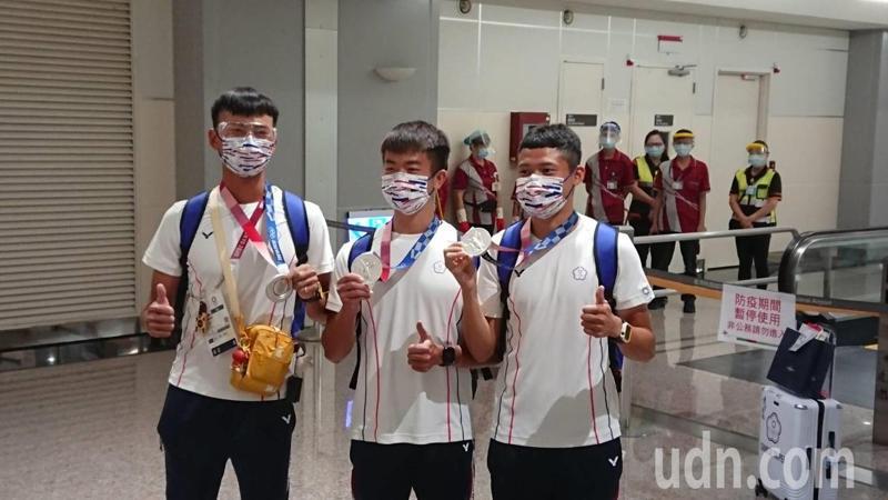 奪下東京奧運男子射箭團體銀牌的台灣男子射箭代表隊湯智鈞（右起）、鄧宇成、魏均珩下午返抵國門，開心地拿出獎牌與眾人分享。記者季相儒／攝影