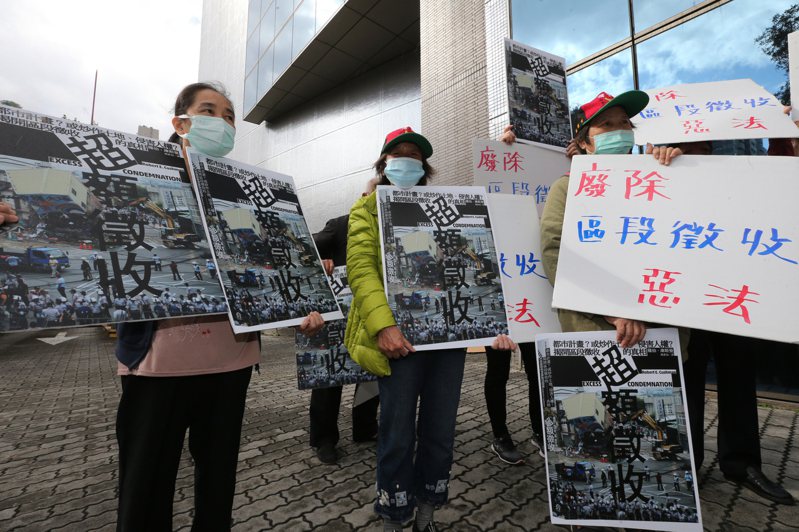學界、法界人士指出，台灣眾多土地徵收及開發法令都仍在戒嚴時期。圖為去年内政部舉辦「地政節66周年慶祝大會」，反對區段徵收團體及民眾前往會場外抗議。圖／聯合報系資料照片