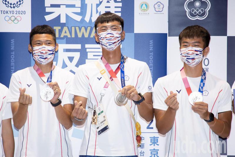 拿下東京奧運男子射箭團體對抗賽銀牌的魏均珩（中）、湯智鈞（左）、鄧宇成（右）一同凱旋歸國。記者季相儒／攝影