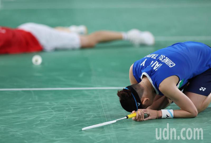 我國羽球「世界球后」戴資穎（前）今天在東京奧運女單金牌戰不敵大陸好手陳雨菲（後），賽後失望地跪倒在地。特派記者余承翰／東京攝影