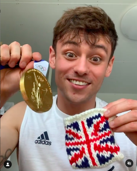 Tom Daley還手勾了一個小小的英國國旗毛線袋，來承載他剛得手的奧運金牌。圖／摘自instagram