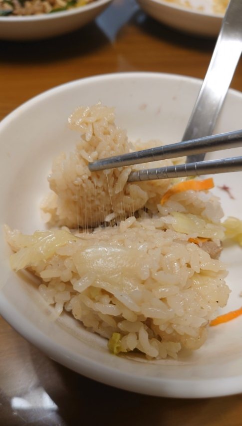 一名網友在爆系知識家向大眾提問米飯牽絲還可以吃嗎？網友警告絕對不要吃。圖擷自爆系知識家