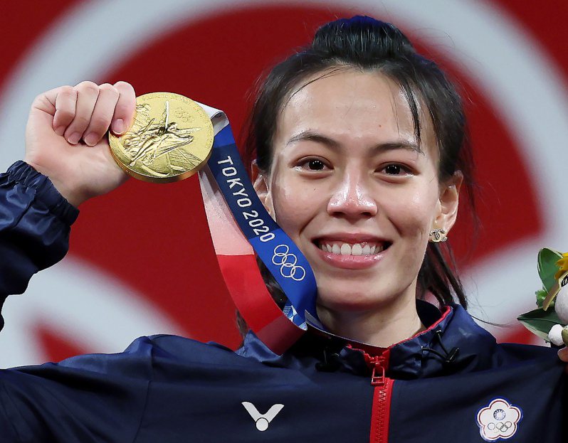 我國「舉重女神」郭婞淳在東京奧運女子59公斤級比賽中展現壓倒性實力奪金，她在拿到獎牌後泛紅了眼眶。特派記者余承翰／東京攝影