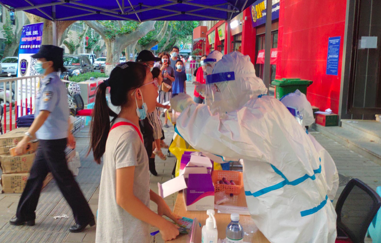 鄭州市金水區經八路街道辦核酸檢測點民眾正在免費檢測。（香港文匯網）
