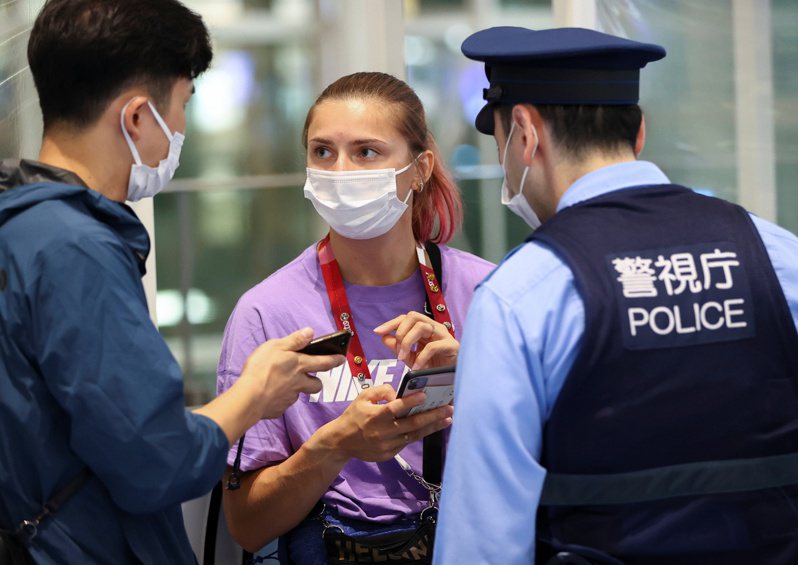 齐玛诺斯卡雅1日遭强行带到机场，图为她当天寻求日本警方给予协助。路透(photo:UDN)