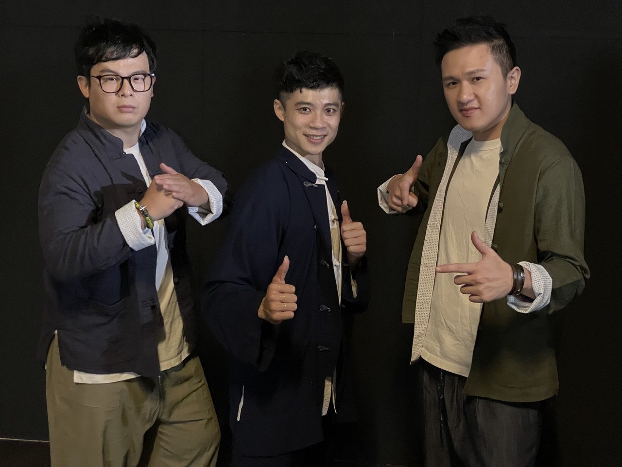 邱廉欽(左)、戴陽(右)合組的「愛客樂」邀請蔡澤民合作拍攝MV。圖／好痛音樂提供