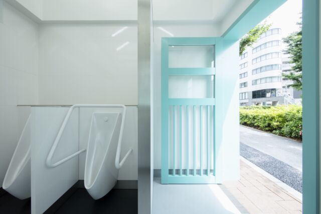 NIGO設計的公廁空間，在自然天光中有著潔淨、寧靜的氛圍。圖／取自tokyoto...