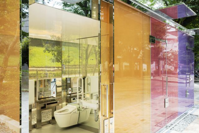 坂茂設計的代代木深町小公園公廁，可由外側看到內部環境，增加走進去使用的安心感。圖／取自tokyotoilet.jp