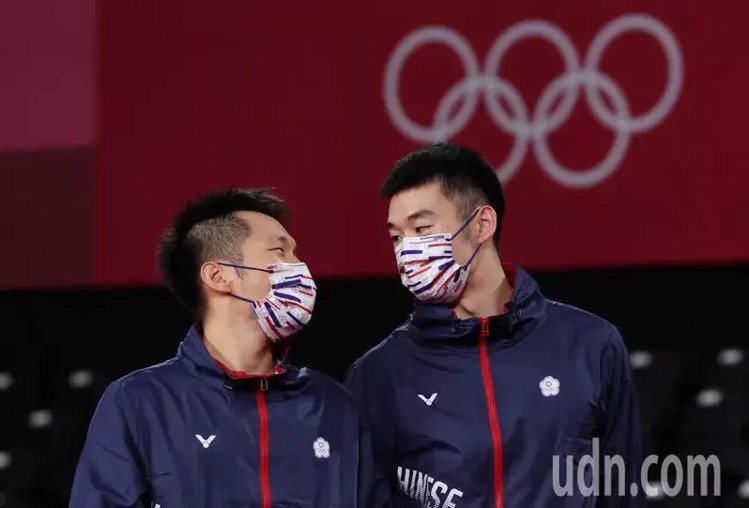 王齊麟（右）與李洋（左）為我國羽球隊奪得奧運史上第一面金牌，兩人默契相視。特派記者余承翰／東京攝影