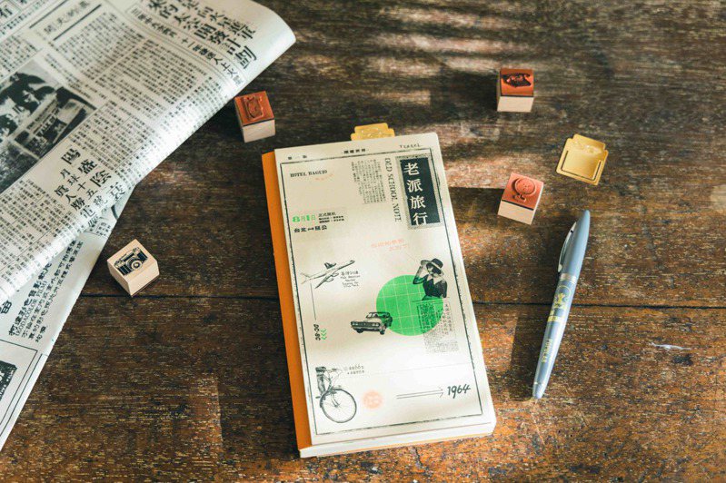 老派旅行手帳組內含：老派旅行手帳1本、老派鋼珠筆1支、金屬書籤1個。 圖／報時光提供