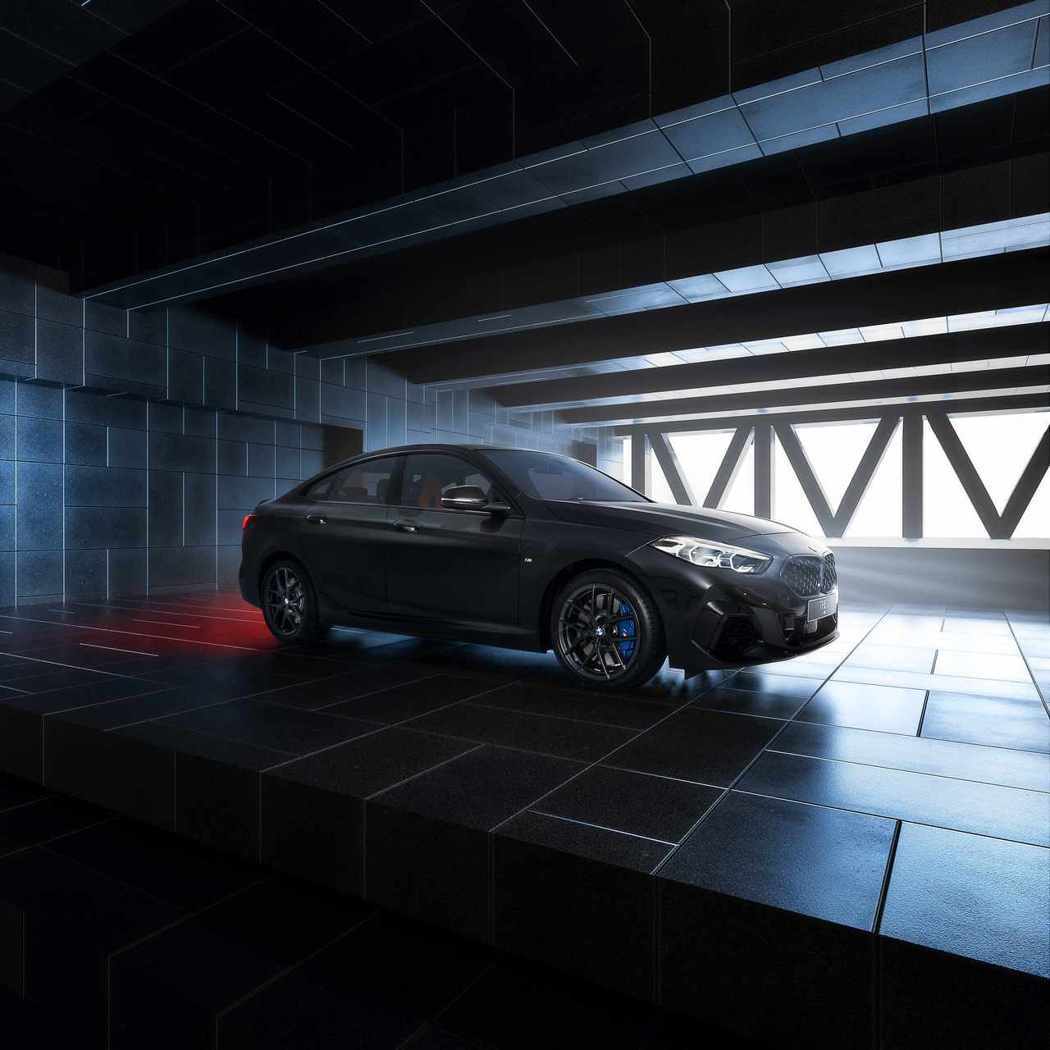 全新BMW M235i Black Storm Edition獨有的迷人流暢線條...
