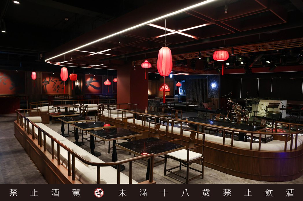 「隱世餐酒館」占地近300坪，有近200個座位、1個舞台與DJ台，號稱是台北規模...