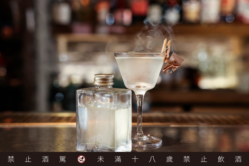 衣櫥餐酒館「椰林晴空」是Bartender阿丹的創作，以澄清鳳梨汁、椰子酒、厚山...