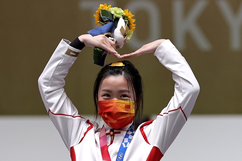 中國大陸選手楊倩於女子10公尺空氣步槍項目贏得東奧首金，卻也一度因2020年底貼出收藏NIKE鞋的照片而挨罵。路透