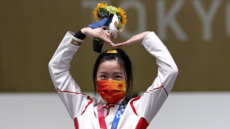 中國大陸選手楊倩於女子10公尺空氣步槍項目贏得東奧首金，卻也一度因2020年底貼出收藏NIKE鞋的照片而挨罵。路透