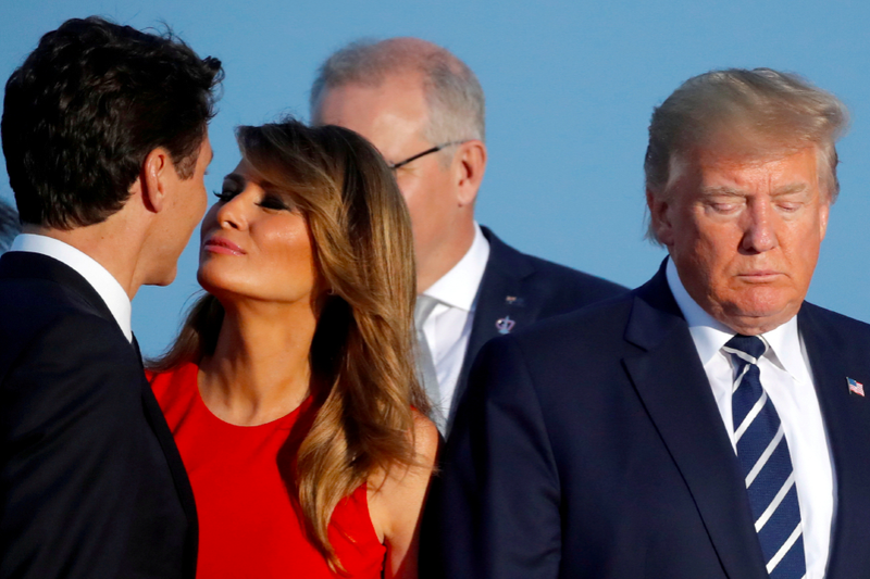 在2019年G7峰會上，前美國第一夫人梅蘭妮亞（左二）準備和加拿大總理杜魯多（左）行吻頰禮，前美國總統川普（右）則在一旁。路透