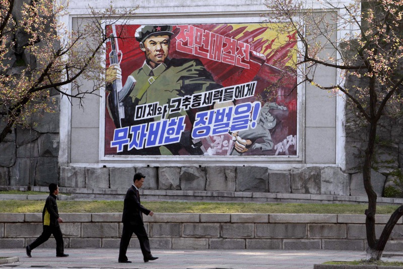 北韓首都平壤一幅海報寫著「嚴厲懲罰美國和其追隨者」。美聯社