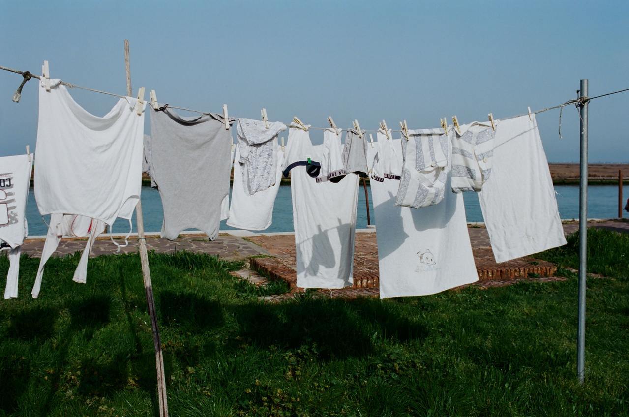 清潔必學「正確洗<u>衣服</u>」！5大錯誤幾乎所有人都犯，洗衣精倒越多、<u>衣服</u>浸泡越久越乾淨？