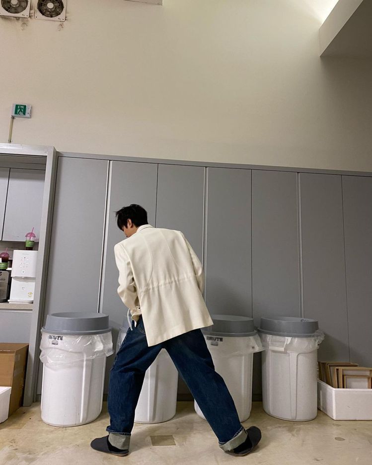 李敏鎬搞笑的PO了在資源回收桶前選擇困難症的照片三連發，背影還是他標誌性的大長腿。圖／取自IG
