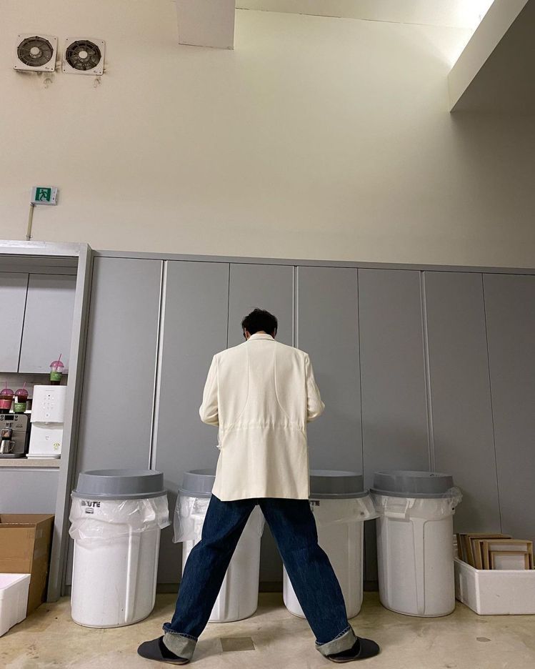 李敏鎬搞笑的PO了在資源回收桶前選擇困難症的照片三連發，背影還是他標誌性的大長腿...