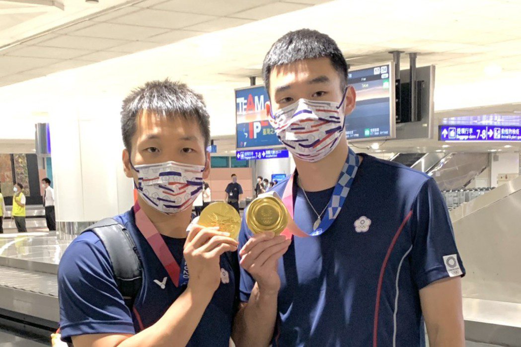 勇奪東奧羽球男雙「麟洋配」王齊麟（右）、李洋（左）下午返抵國門．秀出奧運金牌。 